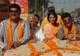 Actors Gajinder Chauhan, Dara Singh, Roopa Ganguli and Arjun, all of whom have acted in mythological tele-serials, take part in the Ram Naumi procession in Jalandhar
