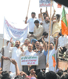 Delhi BJP president Dr Harsh Vardhan along with party activists shouting anti-government slogans at the start of its Jail Bharo Movement in the Capital on Thursday.