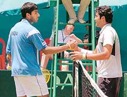 Pakistans Aisam Qureshi (right) shakes hands with Indias Rohan Bopanna after the opening match of the Davis Cup playoff at the CCI ground in Mumbai on Friday. Qureshi won 7-6, 6-4, 6-4.