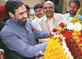 Mr Anand Sharma, Union Minister of State for External Affairs, being welcomed at the Chandigarh Railway Station on Sunday.