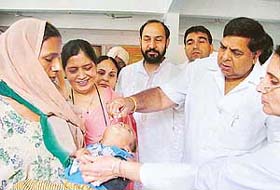 Mr Surinder Davar, Parliamentary Secretary, Power, Housing and Urban Development, Punjab, inaugurates the pulse polio campaign by administering polio drops to a child at the Civil Hospital in Ludhiana