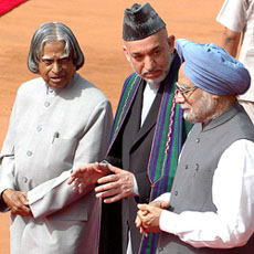 Afghan President Hamid Karzai with Prime Minister Manmohan Singh and President APJ Abdul Kalam after a ceremonial reception in New Delhi on Monday. 
