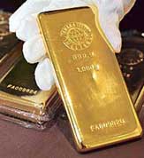 Gold prices zoomed to a new peak of Rs 8,905 per 10 grams in Kolkata on aggressive buying, sparked by reports that the metal touched 25-year high by crossing $600 in overseas markets. 