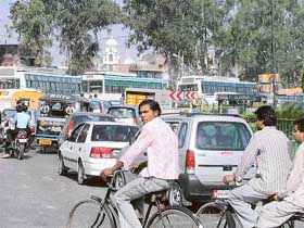 Chaos at the Jalandhar bypass due to unauthorised bus stops.