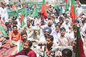 BKU activists stage a dharna in front of the office of the DSP in Abohar