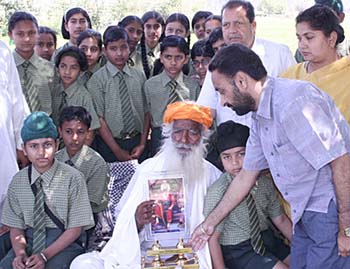 Bapu Shingara Singh, an eyewitness to the Jallianwala Bagh massacre, is honoured at Sri Guru Gobind Singh Public School, Mukerian, in Amritsar on Wednesday.