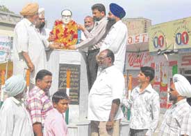 Mr Jatinder Kumar Bhola, president, Municipal Council, garlands the statue of Dr B.R. Ambedkar in Mandi Ahmedgarh