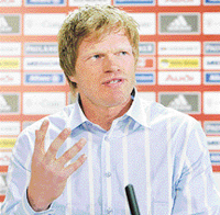 Oliver Kahn wants to be in the German squad for the World Cup, even though he is not the first-choice goalkeeper