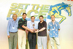 MUL MD Jagdish Khattar presents the award to the directors of Chandigarh-based Joshi Autozone