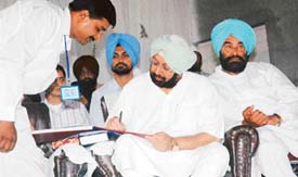 Chief Minister Amarinder Singh writes in the visitors’ book at Kalvari Church in Ludhiana during Easter celebrations on Sunday