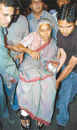 Narmada Bachao Andolan leader Medha Patkar being helped by her colleagues after she returns to the dharna site from AIIMS Hospital at Jantar Mantar in New Delhi on Monday evening