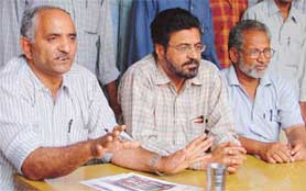 Mr Raghunath Singh, vice-president, CITU, and Mr Bant Singh Brar, general secretary, AITUC, address a news conference in Ludhiana on Monday.