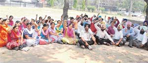 Unemployed ETT teachers stage a protest rally in front of the Mini Secretariat in Ludhiana