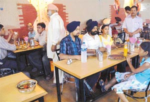 The Puran Singh dhaba in citys Sector 17 offers non-vegetarian meals on a budjet