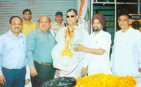 Traders welcome Science and Technology Minister Rakesh Pandey in Ludhiana on Saturday.