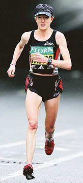 Deena Kastor of the US runs at the 2006 London Marathon on Sunday. Olympic bronze medallist Kastor cruised to an untroubled win in the London marathon on Sunday after an early break split the elite womens field.