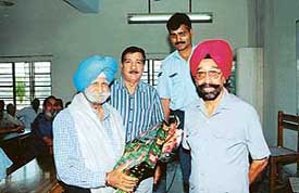 Honorary Flying Officer Charan Singh being honoured during a meeting of the Air Force Association in Chandigarh on Monday
