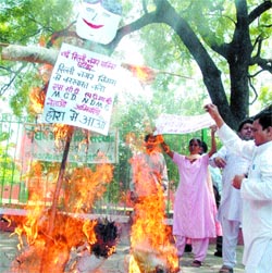 Members of the Sangharsh Bharti Mitra Sanstha burning the effigy of MCD and NDMC to condemn their anti-people policies, at Jantar Mantar in the Capital on Monday