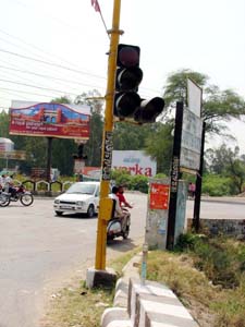 A traffic light on a road in Ludhiana