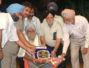 Artiste Gursharan Singh being honoured on the occasion of the diamond jubilee show of Punjabi play Faasle at Punjab Naat Shala in Amritsar.
