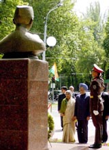 Prime Minister Manmohan Singh and his wife Gursharan Kaur during the wreath-laying ceremony at the Shastri Monument, in Tashkent