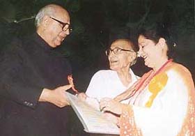 Mrs Madhu Behl, Principal, K.B.D.A.V. Senior Secondary School, Chandigarh, receives an award on the occasion of Mahatma Hansraj Day at a special function held in New Delhi recently