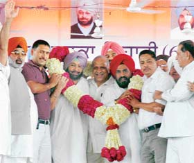 Union Minister Vilas Muttemwar, Punjab Chief Minister Amarinder Singh and PPCC chief Shamsher Singh Dullo being garlanded on their arrival at a political rally at the grain market in Ludhiana