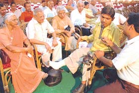 Gaya Prasad shares his treatment experiences in Udaipur at a function organised by the Narayan Seva Sansthan at Saini Bhavan in Chandigarh