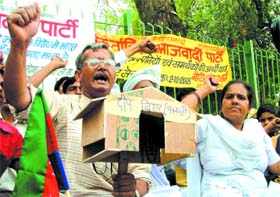 Activists of Loktantrik Samajwadi Party demonstrating against the Delhi Administration and multinational companies, at Jantar Mantar in the Capital