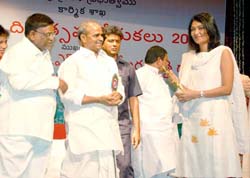 Andhra Chief Minister Y. S. R. Reddy presents the best management award to Ms Mahima Datla, MD of Biological E. Ltd,