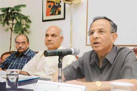Col Dr V.K. Kapoor, Dr R.S. Parmar and Past Rotary International President R.K. Saboo at a press conference in Chandigarh