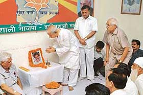 Office-bearers of the local unit of the BJP pay tributes to Pramod Mahajan, in Chandigarh