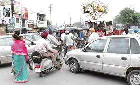 Traffic chaos at a road crossing near the bus stand in Model Town in Ludhiana as the traffic lights do not function during the long power cuts in the city