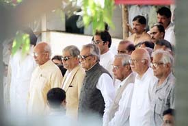 Senior politicians stand in respect during the funeral ceremony of Pramod Mahajan at Shivaji Park in Mumbai on Thursday