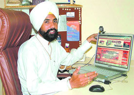 Amarjit Singhs radio through net is quite popular in the city. 