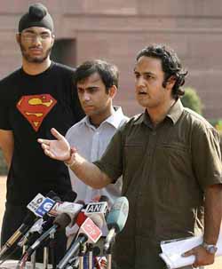 Representatives of the United Students, Gursimran Khamba , Dhruv Suri  and Aditya Raj Kaul, address the media after meeting President A.P. J. Abdul Kalam 