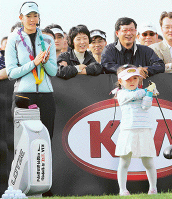 US golfer Michelle Wie applauds a South Korean girl during her golf clinic for amateur players at the Sky 72 Golf Club in Inchon, west of Seoul
