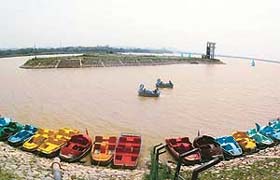 With the temperature crossing the 42C mark, there are few takers for boating at Sukhna Lake, Chandigarh