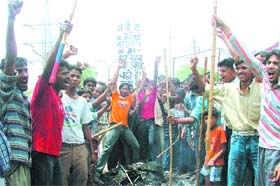 People near Govind Puri, Kalkaji, burning the effigy of DDA to protest against its demolition drive