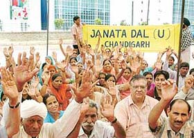 Members of the Janata Dal (United) and the Chandigarh Farmers Action Group stage dharna opposite DLF complex in IT Park in Chandigarh