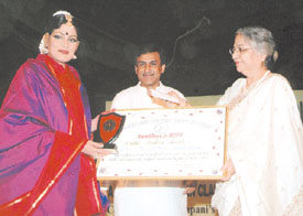 Gursharan Kaur, wife of Prime Minister Manmohan Singh, giving away Delhi Ratna Award to Geeta Chandran for her contribution to Bharatanatyam in the Capital.