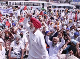 Activists of farmers organisations raise slogans against government policies at a protest rally near the bus stand in Amritsar