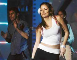 Udita Goswami at the Star Gold Schwarzkopf Palette Sabsey Favourite Kaun 2006 awards night in Mumbai.