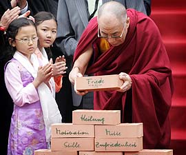 The Dalai Lama lays the foundation stone for a Tibet centre in Huettenberg