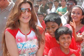Bollywood actress Ameesha Patel with young athletes on the opening ceremony of the Rajiv Gandhi Mini Olympics