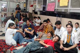 Medicos of Dayanand Medical College and Hospital, Baba Jaswant Singh Dental College and Lord Mahavira Homoeopathic College on a chain fast against the reservation policy in Ludhiana on Friday