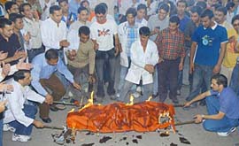 Medicos take part in a mock funeral of HRD Minister Arjun Singh in Shimla against the proposed quota on Saturday.