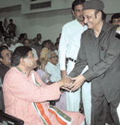 Dr Karan Singh greets Mr Ajit Jogi