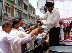 Devotees offer sweet water at a chhabeel organised on the occasion of the Shaheedi Shatabdi of Guru Arjun Dev at Bhadaur House in Ludhiana on Sunday
