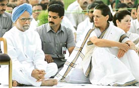 Prime Minister Manmohan Singh and Congress president Sonia Gandhi attend a prayer meeting at the Rajiv Gandhi memorial in New Delhi on Sunday